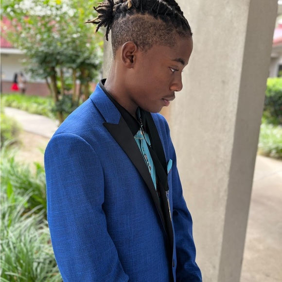 I’m selling my graduation vest i only used it once - Picture 3 of 3